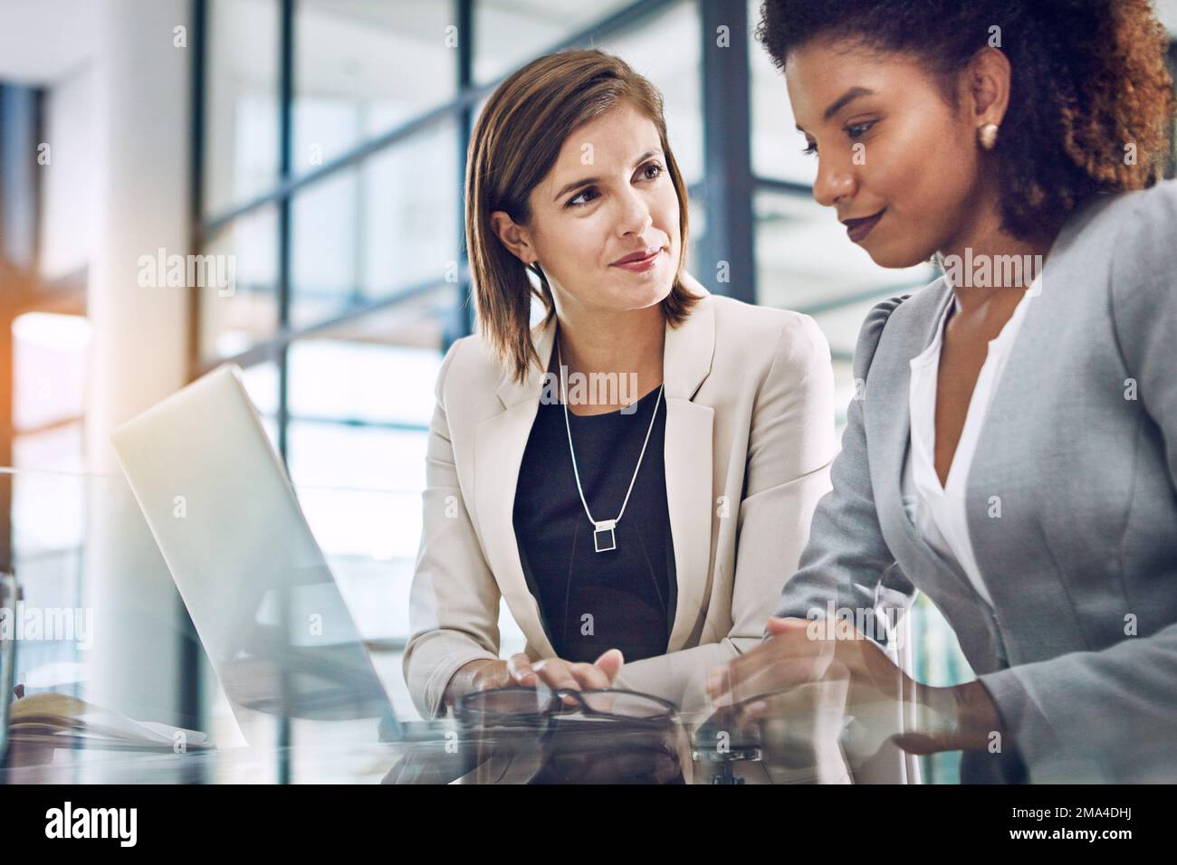 Ernst, Datenanalyse oder Geschäftsfrauen mit einem Notebook für Geschäftstreffen, Investitionsstrategien oder die Planung der Unternehmensfinanzierung. Zusammenarbeit, Denken oder Stockfoto