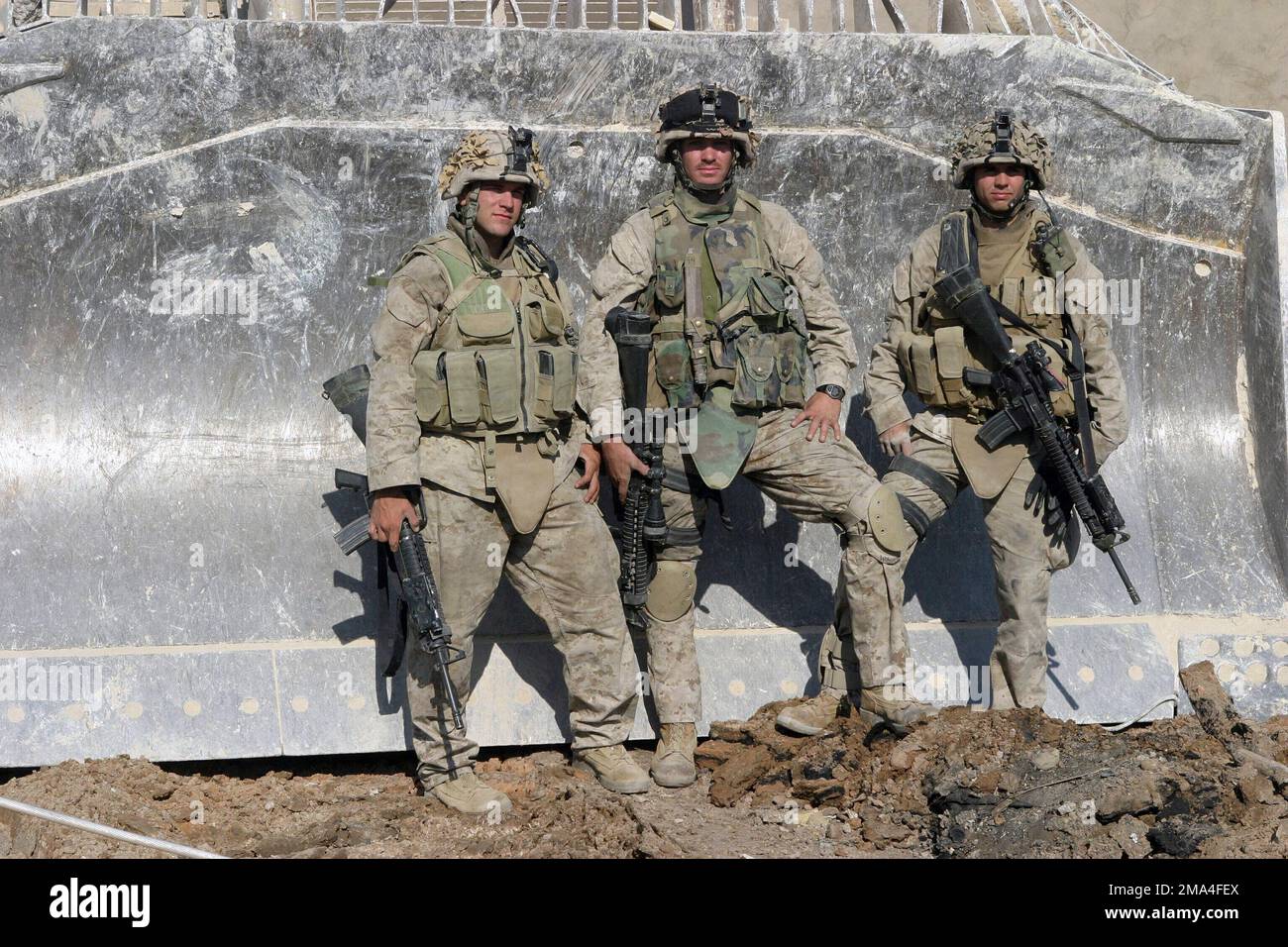 US Marine Corps (USMC) Lance Corporal (LCPL) Chiosie, Left, LCpl Wilson, Center und LCpl Feterolph. Diese drei Marines sind MK-153 Schulter-gestartete Multipurpose Assault Weapon (SMAW)-Schützen mit dem 2. Trupp, India Company, 3. Bataillon, 1. Marines. Operation/Serie: IRAKISCHE FREIHEITSBASIS: Fallujah Staat: Al Anbar Land: Irak (IRQ) Stockfoto