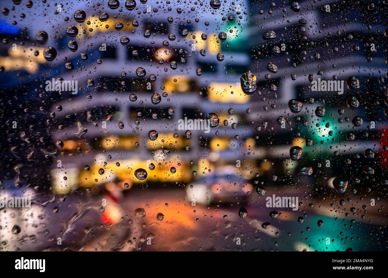 Blick durch eine regenüberflutete Windschutzscheibe auf eine Straßenszene in Frankfurt Stockfoto