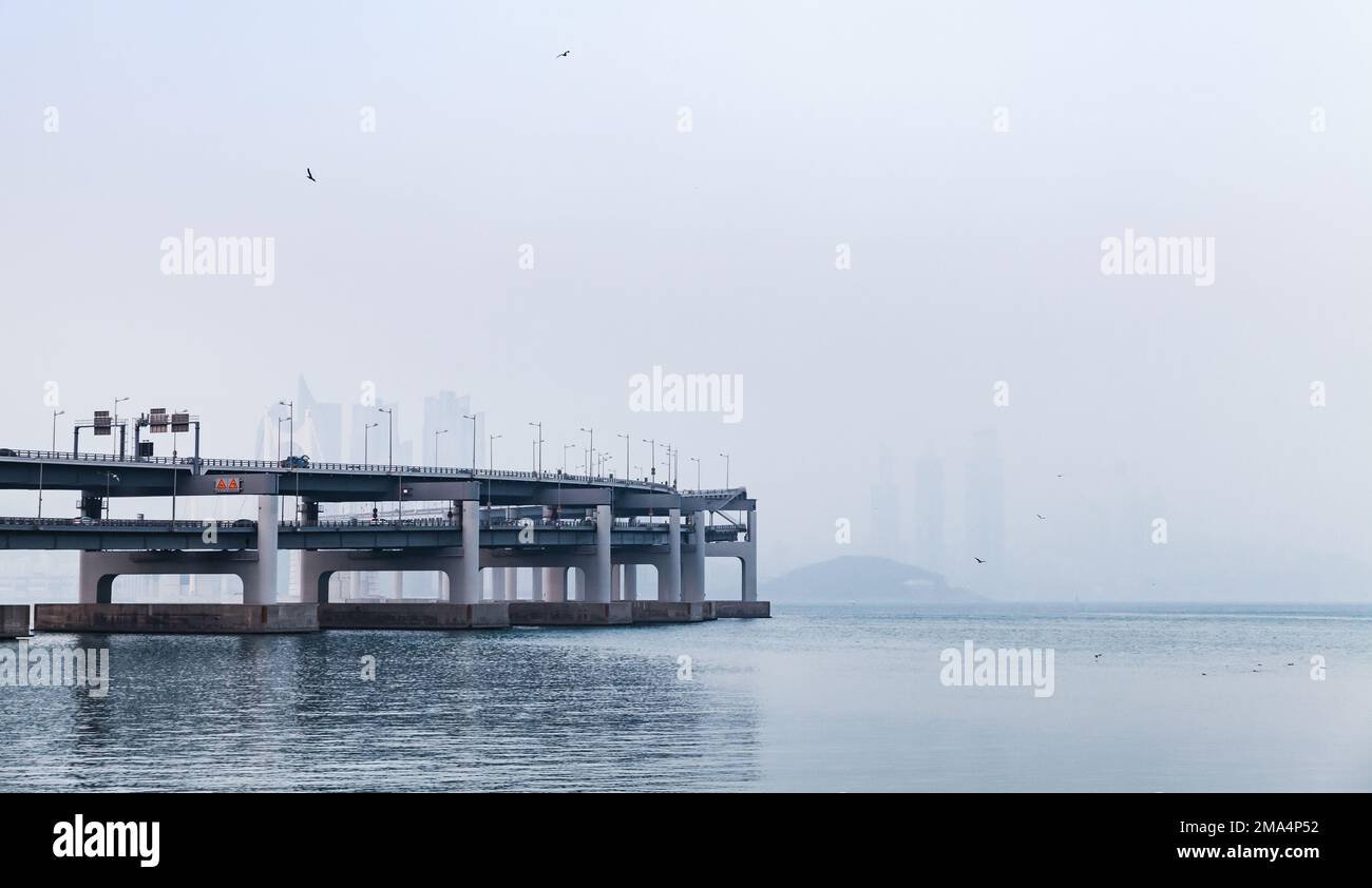 Gwangandaegyo oder Diamond Bridge am nebligen Morgen. Panoramablick auf Busan, Südkorea Stockfoto