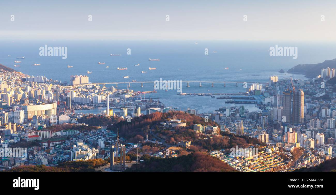 Luftaufnahme mit Küstengebäuden der Stadt Busan, Südkorea Stockfoto