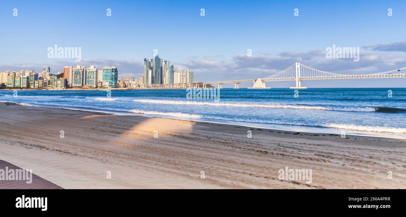 Panoramablick auf die Küstenstadt Busan, Blick auf den Strand mit Gwangandaegyo- oder Diamond-Brücke im Hintergrund. Südkorea Stockfoto