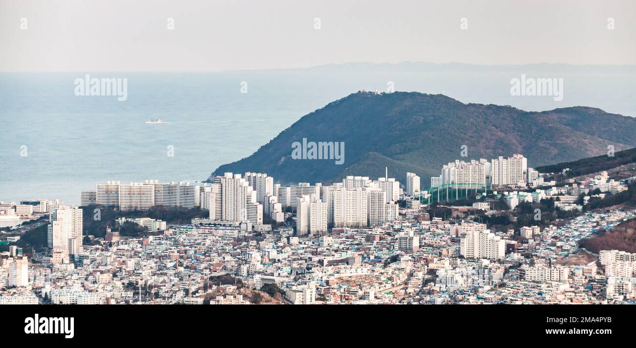 Stadtbild von Busan, moderne Wohnhäuser und Wohnblocks liegen an der Küste, Luftblick Stockfoto