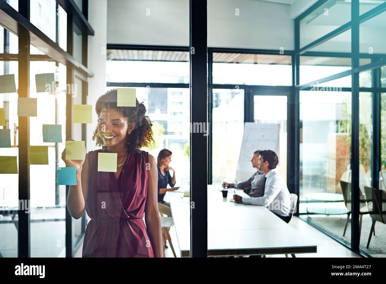 Denk-, Strategie- oder schwarze Frau mit einem Lächeln auf der Geschäftsplanung, kreativen Idee oder dem Erfolg einer Marketing-Bewertung. Firmenkunden, Glaspost oder Stockfoto