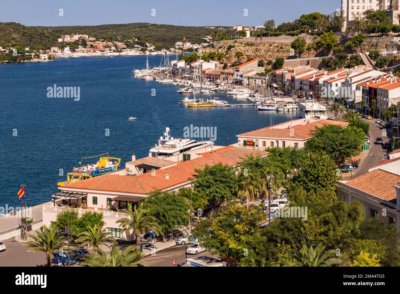Der Hafen und die farbenfrohe Uferpromenade der Hauptstadt Mahon auf der balearischen Insel Menorca, Spanien Stockfoto