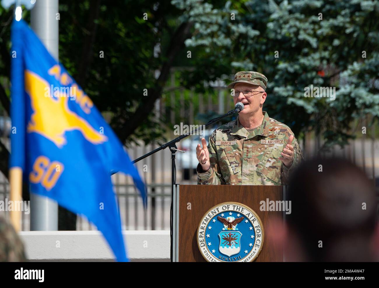 General Arnold W. Bunch, Jr., Befehlshaber des Materialkommandos der Luftwaffe, spricht zu seinen Ehren vor den Mitarbeitern des Hauptquartiers am 24. Mai 2022 auf dem Luftwaffenstützpunkt Wright-Patterson, Ohio. Stockfoto