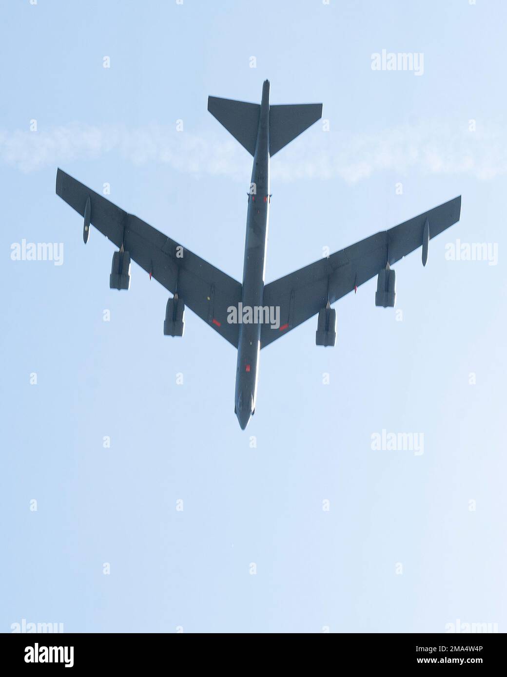 Ein Bombenleger der Air Force B-52 Stratofortress macht während der Rückzugszeremonie einen Überflug zu Ehren von General Arnold W. Bunch, Jr., dem Befehlshaber des Air Force-Materialkommandos, und Patricia Young, Exekutivdirektorin, am 24. Mai 2022, Vor dem AFMC-Hauptquartier am Luftwaffenstützpunkt Wright-Patterson, Ohio. Bunch war Anfang seiner Karriere ein B-52-Pilot. Stockfoto