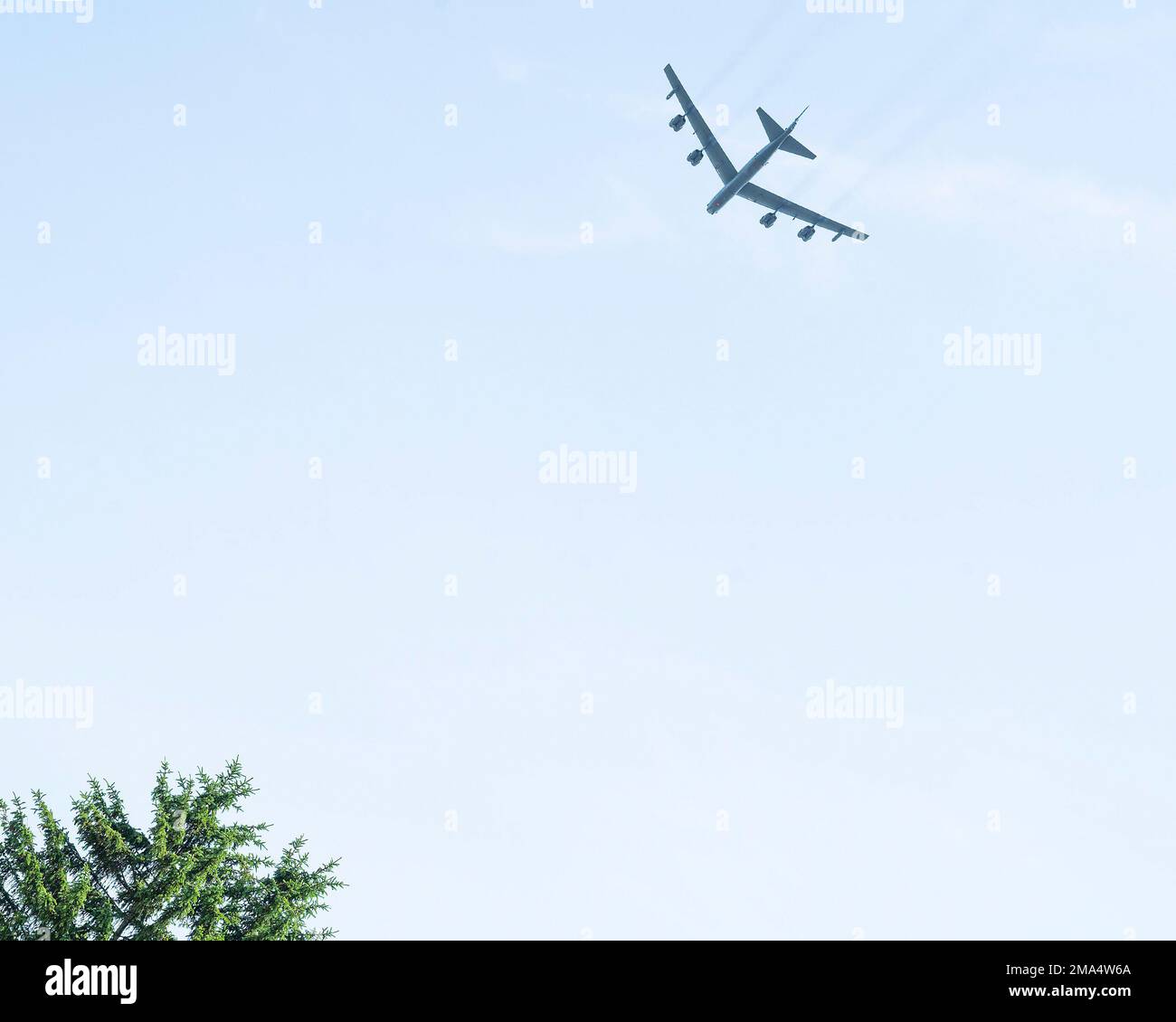 Ein Bombenleger der Air Force B-52 Stratofortress macht während der Rückzugszeremonie einen Überflug zu Ehren von General Arnold W. Bunch, Jr., dem Befehlshaber des Air Force-Materialkommandos, und Patricia Young, Exekutivdirektorin, am 24. Mai 2022, Vor dem AFMC-Hauptquartier am Luftwaffenstützpunkt Wright-Patterson, Ohio. Bunch war Anfang seiner Karriere ein B-52-Pilot. Stockfoto