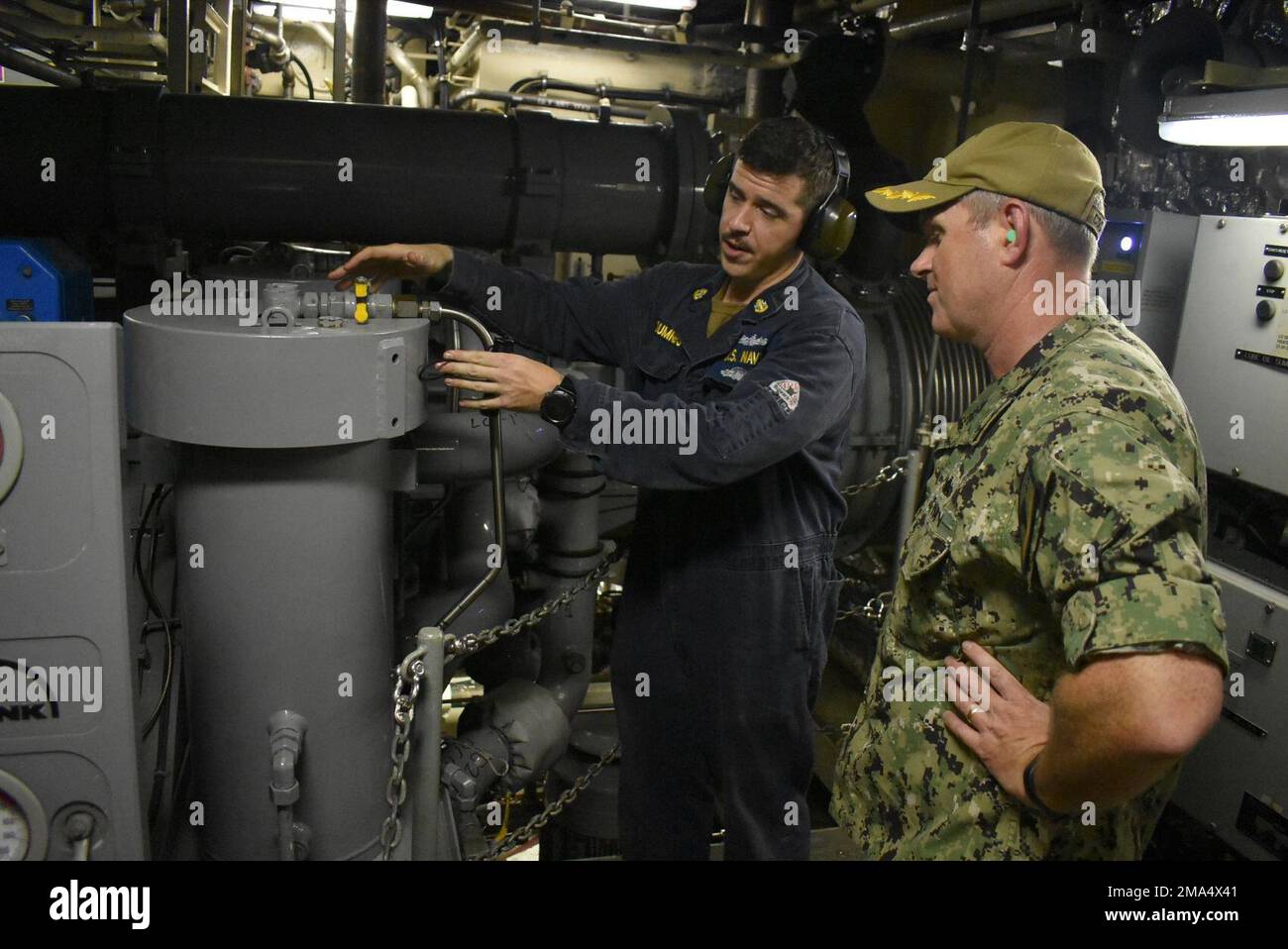 220524-N-N3764-2004 PONCE, Puerto Rico - (24. Mai 2022) -- Chief Engineman Evan Sumners (links) stellt den technischen Fähigkeiten des Werks vor vor vor vor Captain Peter Ehlers, Kommodore, Zerstörerschwadron (DESRON) 40, während einer Tour durch das Freiheitsvariante-Kampfschiff USS Billings (LCS 15), 24. Mai 2022. Billings wird in das US-Flottengebiet 4. entsandt, um die Mission der Joint Interagency Task Force South zu unterstützen, zu der auch Missionen zur Bekämpfung des illegalen Drogenhandels in der Karibik und im östlichen Pazifik gehören. Stockfoto