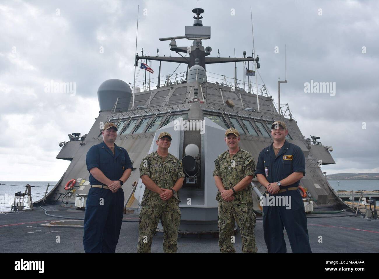 220524-N-N3764-2003 PONCE, Puerto Rico - (24. Mai 2022) - von rechts, Cmdr. Brett Seeley, kommandierender Offizier des Kampfschiffs USS Billings (LCS 15) Gold Crew, Kapitän Peter Ehlers, Commodore, Destroyer Squadron (DESRON) 40, Oberbefehlshaber Kenneth Schlitter von DESRON 40, Und Oberbefehlshaber Adam Barman von Billings posieren für ein Gruppenfoto vor dem 57mm MK 110 Waffenlager am 24. Mai 2022. Billings wird in das US-Flottengebiet 4. entsandt, um die Mission der Joint Interagency Task Force South zu unterstützen, die auch die Bekämpfung des illegalen Drogenhandels umfasst Stockfoto