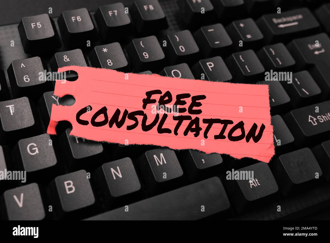 Schild mit der Aufschrift „Free Consultation“. Konzeptfoto mit ärztlicher und juristischer Diskussion ohne Bezahlung Stockfoto