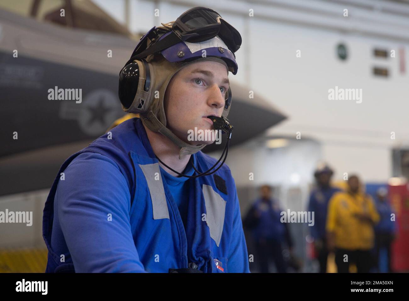 220525-N-IL330-1010 PAZIFIK (25. Mai 2022) – Airman Jacob Lavey aus Chesterfield, Mississippi, verwendet den Spürhütchen, um ein F-35B Lightning II-Flugzeug zu transportieren, das dem Marine Fighter Attack Squadron (VMFA) 121 in der Hangar Bay zugewiesen ist, an Bord des Amphibienflugzeugs USS Tripoli (LHA 7), 25. Mai 2022. Tripoli führt Routineeinsätze in der US-7.-Flotte durch. Stockfoto