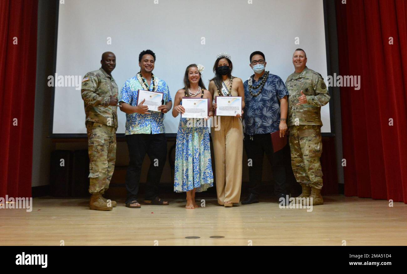 Major Michael E. Duke, hochrangiger Berater, Truppenbataillon, Tripler Army Medical Center; Asa Crawford, Hula Performer, Hawai’i Hula Company; Celeste Mercedes Mosqueda, hula Performer, Hawaii Hula Company; Kiana Yamat, Miss Hawaii USA 2022; Ronson Asuncion, Sänger und Gitarrist, Hawai'i Hula Company; und Oberst Thurman J. Saunders, Chief Nursing Officer, TAMC, posieren während der Veranstaltung zum asiatischen amerikanischen, hawaiianischen und pazifischen Kulturerbe-Monat im Triple Army Medical Center am 24. Mai 2022. Stockfoto