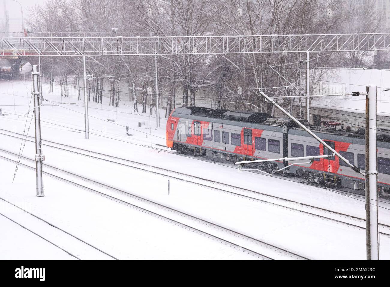 Weißrussland, Minsk - 18. dezember 2022: Zug im Schnee Stockfoto