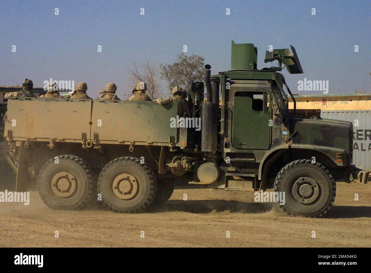 041216-M-2353F-006. MARINES des US Marine Corps (USMC), die dem 1. Leichten Aufklärungsbataillon (LARB) an Bord eines MK-23 Medium Tactical Vehicle Replacement (MTRV) mit 7 Tonnen Frachtwaggons mit zusätzlicher Rüstung zugeteilt wurden, kehren nach Camp Owen zurück, um während der Operation IRAQI FREEDOM II eine wohlverdiente und dringend benötigte Pause von den Operationen in Falludscha, Irak, zu machen Stockfoto