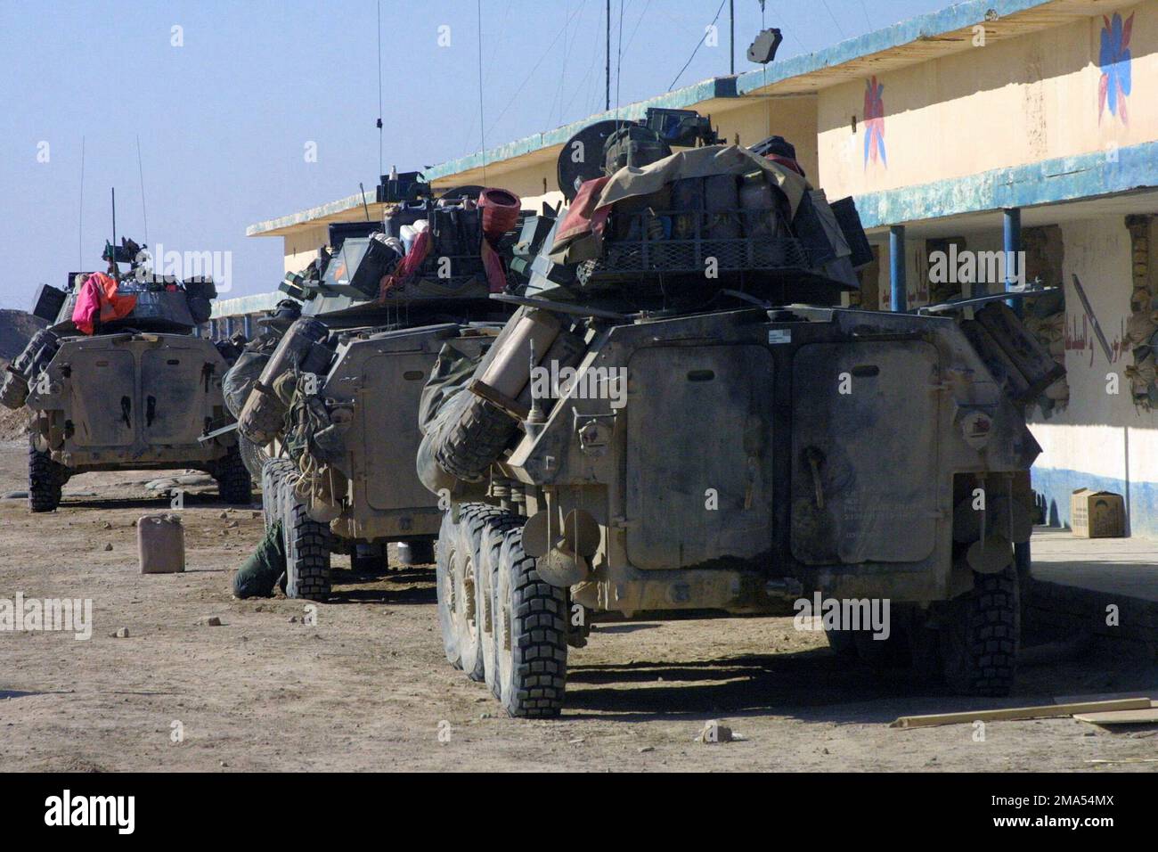 041216-M-2353F-009. Leichte gepanzerte Fahrzeuge (LAV-25) DES US Marine Corps (USMC), die dem 1. Aufklärungsbataillon der leichten gepanzerten Aufklärung (LARB) zugeteilt wurden, sind nach Abschluss der Operationen in Falludscha, Irak, während der Operation IRAQI FREEDOM II im Camp Owen stationiert Stockfoto