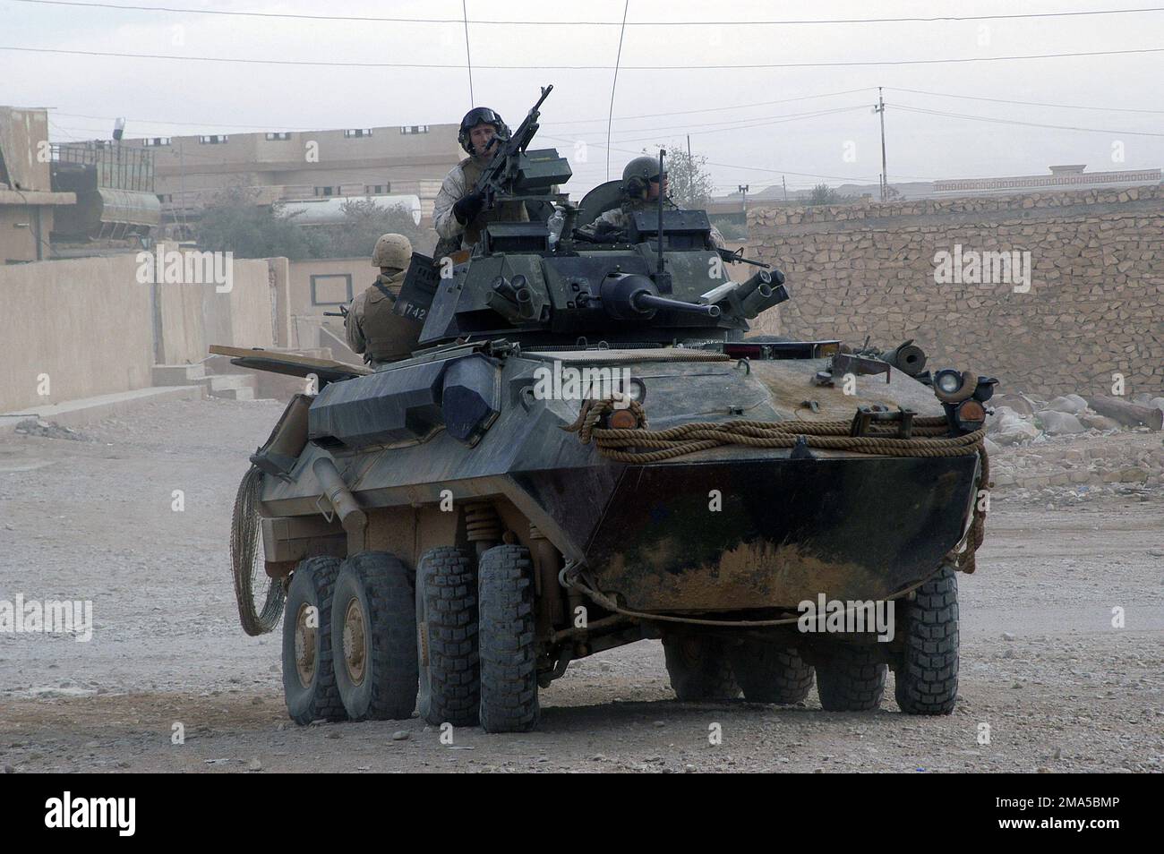 Ein leichtes gepanzertes Fahrzeug (LAV) des US Marine Corps (USMC), das von der 3. Leichten gepanzerten Aufklärung (3. LAR), 1. Marine Division stammt, führt während einer Patrouille durch die Stadt Ar Rutbah, Irak (IRQ), hintere Sicherheitsaufgaben durch und unterstützt 4. Civil Affairs Group in Ar Rutbah während der Operation IRAQI FREEDOM. Operation/Serie: IRAKISCHE FREIHEITSBASIS: AR Rutbar Staat: Al Anbar Land: Irak (IRQ) Stockfoto