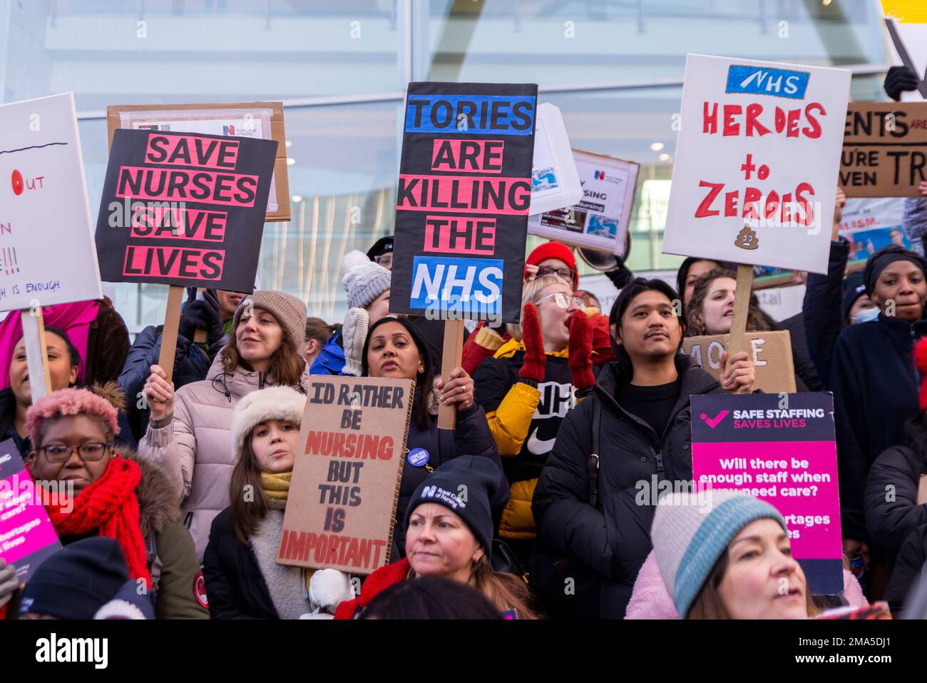 Demonstranten versammelten sich vor dem University College London und forderten eine Gehaltserhöhung für Krankenschwestern und eine Verbesserung der Bedingungen. Tories tötet den NHS Stockfoto