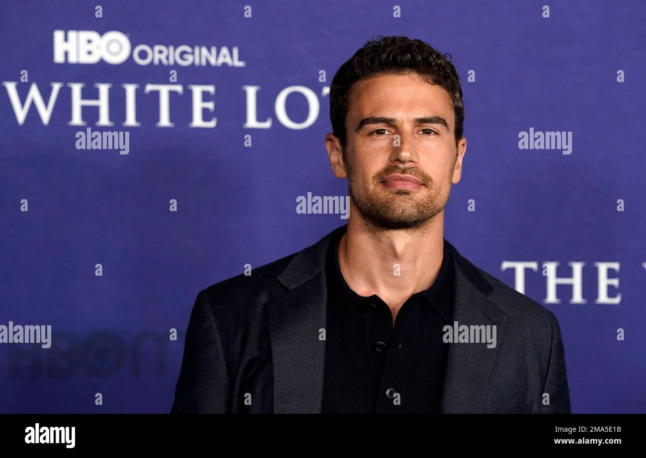 Theo James poses at the season two premiere of the HBO series "The White Lotus," Thursday, Oct. 20, 2022, at Goya Studios in Los Angeles. (AP Photo/Chris Pizzello) Stockfoto