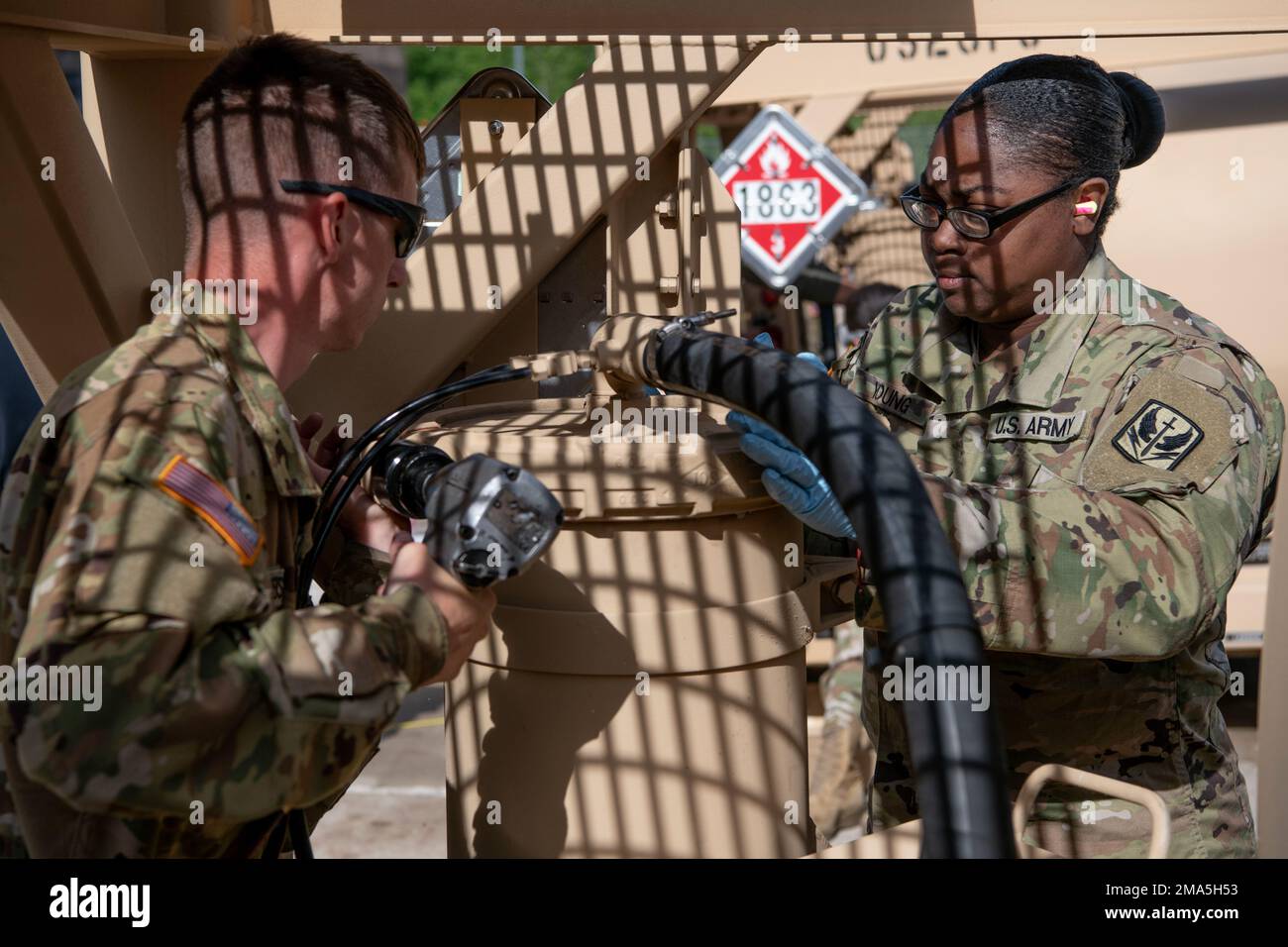 Eric Andrews, Mitglied der Nationalgarde von Michigan, führt am 25. Mai 2022 ein Spül- und Umluftverfahren für die Kraftstoffleitung an einem Tankständermodul im Joint Force Headquarters in Lansing, Michigan, durch. TACOM Filmteams dokumentierten den Prozess, der die ganze Armee durchlaufen wird, um Anleitung für die Validierung dieser Reparatur zu geben. Stockfoto