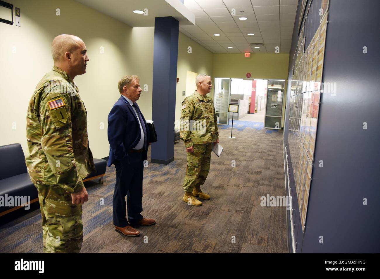 Oberst Sebastien P. Joly, Befehlshaber des Huntsville Center, und Albert 'Chip' Marin III, Geschäfts- und Programmdirektor des Huntsville Center, sprechen mit LT. General Richard Heitkamp, stellvertretender Befehlshaber der USACE, über die Professionalität der Mitarbeiter des HNC, während sie sich das Zertifizierungsgremium ansehen, das Mitarbeiter mit spezialisierten Zertifizierungen ausstellt. (Foto: Kristen Bergeson) Stockfoto