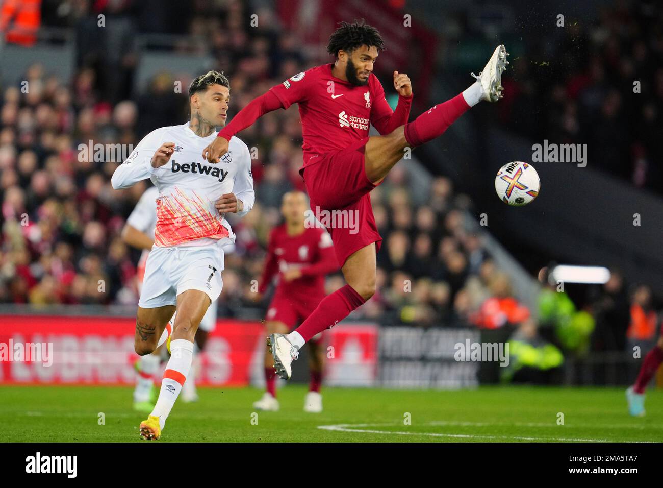 Liverpool's Virgil van Dijk challenges for the ball with West Ham's Gianluca Scamacca during the English Premier League soccer match between Liverpool and West Ham United at Anfield stadium in Liverpool, England, Wednesday, Oct. 19, 2022. (AP Photo/Jon Super) Stockfoto