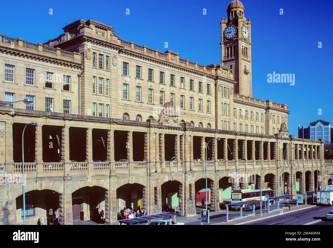 Der Hauptbahnhof befindet sich am südlichen Ende des zentralen Geschäftsviertels auf der Eddy Avenue in Sydney, New South Wales, Australien. Der Bahnhof wird oft auch als Hauptbahnhof oder einfach als „Central“ bezeichnet und ist der größte und geschäftigste Bahnhof in New South Wales. In der nordwestlichen Ecke des Bahnhofs befindet sich ein 85 Meter hoher (281 Fuß) großer Uhrenturm im klassischen Free-Stil, der vom Architekten Walter Liberty Vernon entworfen wurde. Abbildung: Die Fassade der Eddy Avenue des Hauptbahnhofs. Stockfoto