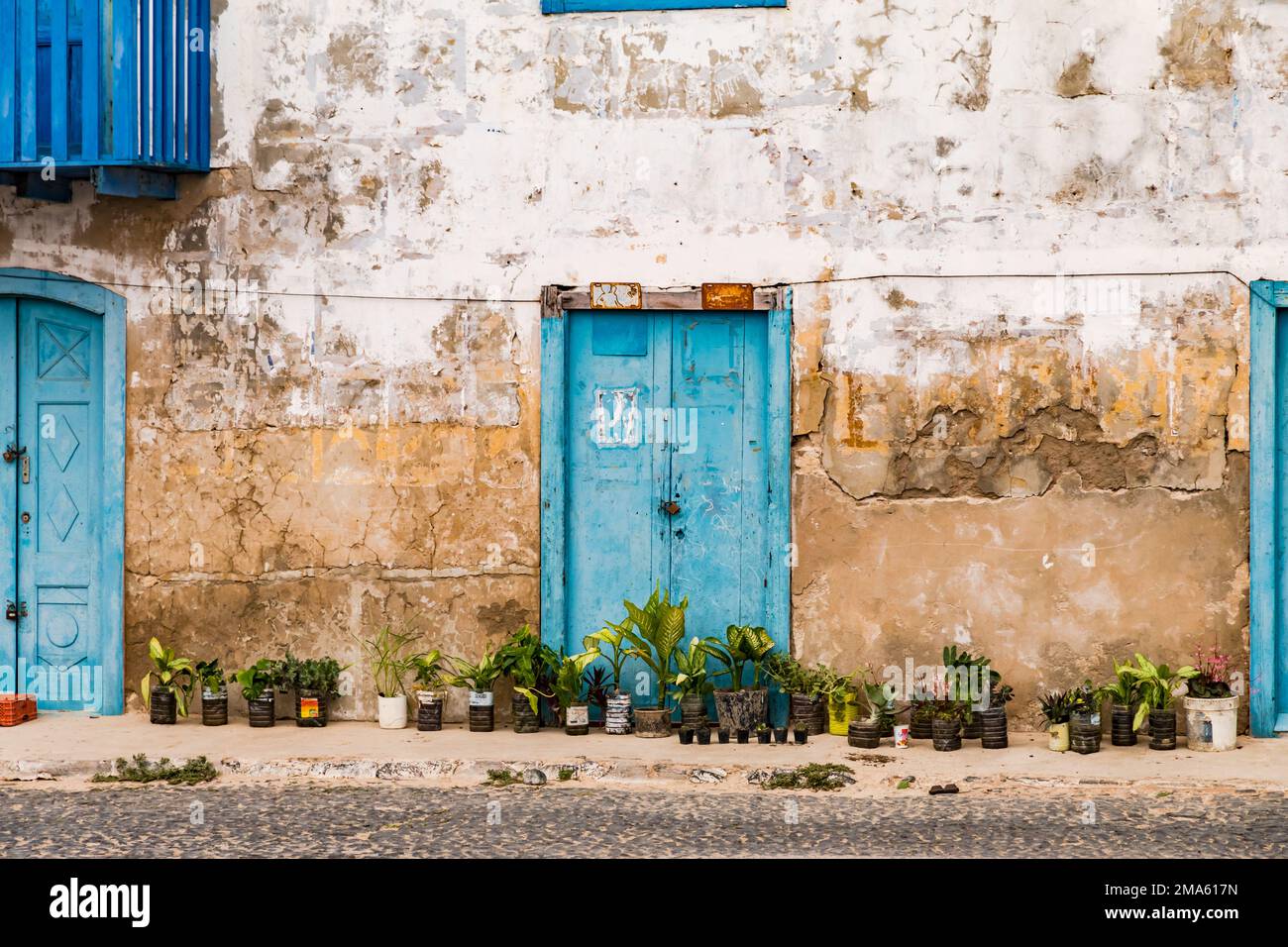 Kolonialgebäude mit blauen Türen und alten Hausmauern in Sal Rei auf der Insel Boa Vista, Kap Verde Stockfoto