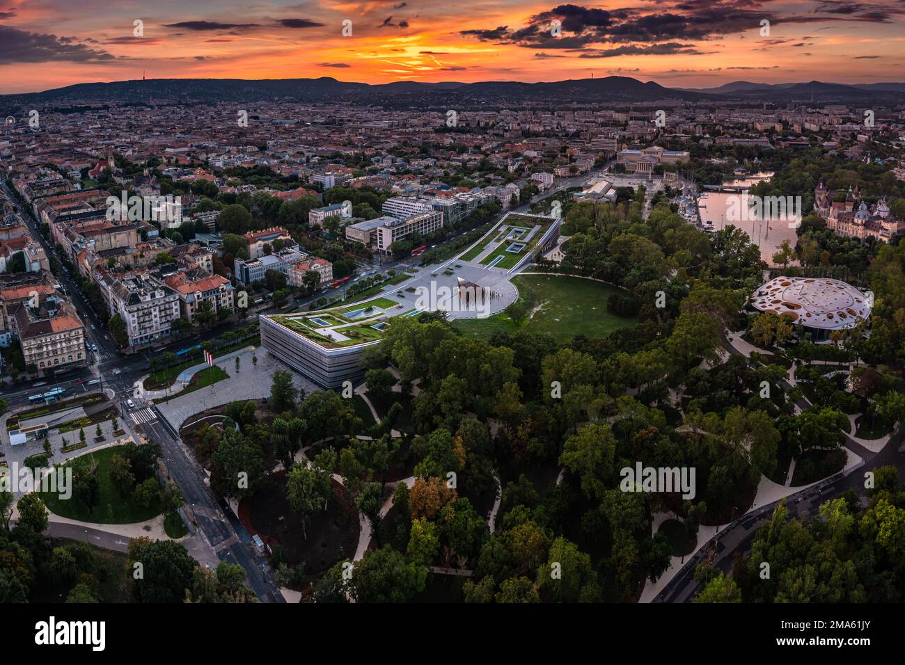 Budapest, Ungarn - die Skyline von Budapest in der Dämmerung mit atemberaubendem Panoramablick und farbenfrohem Sonnenuntergang. Diese Aussicht umfasst das Ethnographiemuseum, den Heldenplatz, das Haus Stockfoto