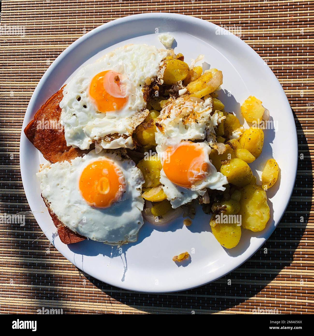 Leberkaese, Bratkartoffel und Spiegelei, Deutschland Stockfoto