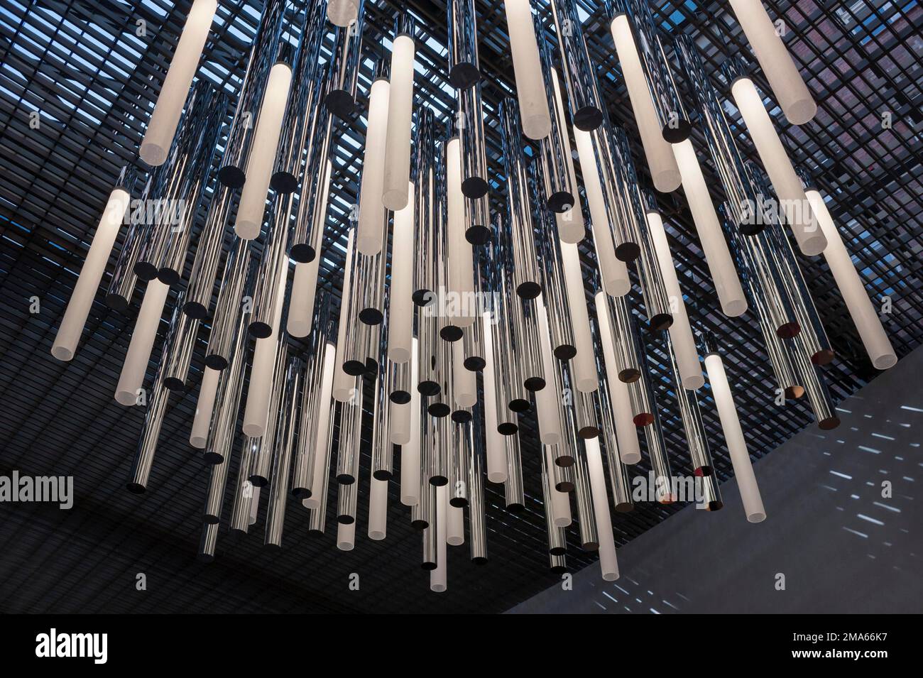 Stabförmige Deckenleuchten, Hallbeleuchtung, Stahl und Glas, moderne Lichtquelle, München, Bayern, Deutschland Stockfoto