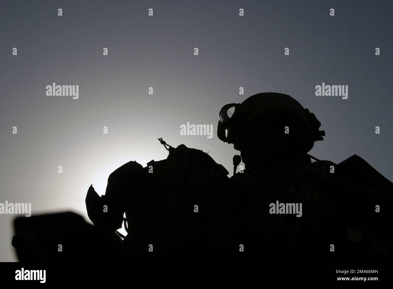 Ein US Marine Corps (USMC) Marine piers bei Sonnenaufgang über seinem Amphibious Assault Command Fahrzeug (AAVC7A1) über die Thar-Thar-See-Gegend im Irak. Die USMC 2D Marine Division und Mitglieder der Multinationalen Truppe West (MNF-W) führen mit den irakischen Sicherheitskräften (ISF) Aufstandsbekämpfungsoperationen durch, um die antiirakischen Kräfte zu isolieren und zu neutralisieren und so die FREIHEIT der Operation IRAQI zu unterstützen. Betrifft Operation/Serie: IRAKISCHE FREIHEITSBASIS: Teersee-Land: Irak (IRQ) Stockfoto