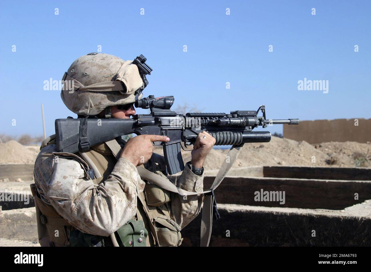 US Marine Corps (USMC) Lance Corporal (LCPL) Jonathan Copeland, der Bravo Company zugeteilt, 1. Bataillon, 6. Marines, die sich durch das Zielfernrohr auf seinem 5,56mm m großen M16A2-Gewehr mit einem M203 40mm-Granatenwerfer befinden, während sie während einer Waffenruhe über das Thar-See-Gebiet im Irak Sicherheit leisteten; Während der Operation Khanjar. Die USMC 2D Marine Division und Mitglieder der Multinationalen Truppe West (MNF-W) führen mit den irakischen Sicherheitskräften (ISF) Aufstandsbekämpfungsoperationen durch, um die antiirakischen Kräfte zu isolieren und zu neutralisieren und so die FREIHEIT der Operation IRAQI zu unterstützen. Betreffbetrieb/Serie: I Stockfoto