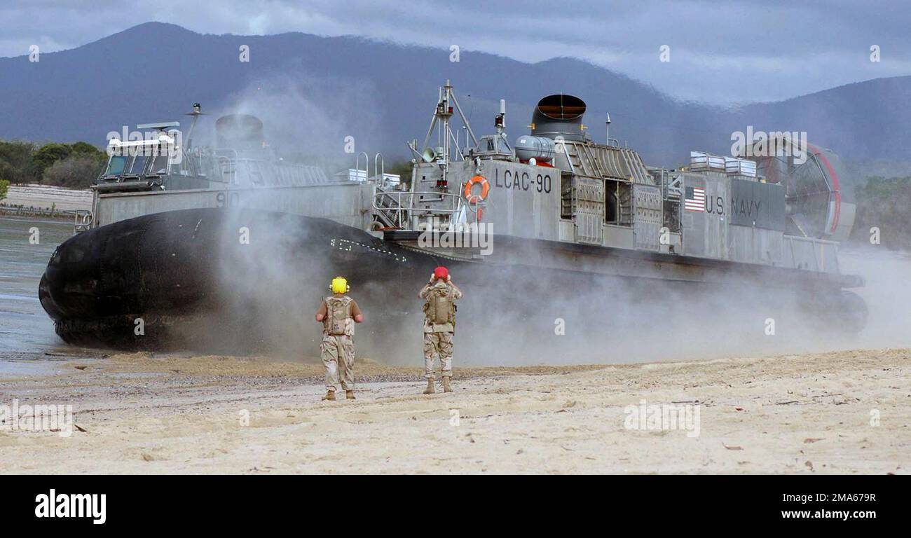 050619-N-3455P-008. [Complete] Bildunterschrift: Zwei US Navy (USN) Beachmasters, Assault Craft Unit 5 (ACU-5), Marine Corps Base (MCB) Camp Pendleton, Kalifornien (CA), an Bord des USN Wasp Class Amphibious Assault Ship USS BOXERS (LHD 4), beobachten Sie als USN Landing Craft, Air Cushion (LCAC) Fahrzeug fährt ab, nachdem die Soldaten der australischen Armee während der Übung TALISMAN Sabre 2005 am Sabina Point abgesetzt wurden. TALISMAN Sabre ist eine Übung, die gemeinsam vom US Pacific Command (USPACOM) und dem Joint Operations Command der Australian Defense Force gesponsert wird und zur Ausbildung des Personals des US-Befehlshabers der 7.-Flotte dient Stockfoto