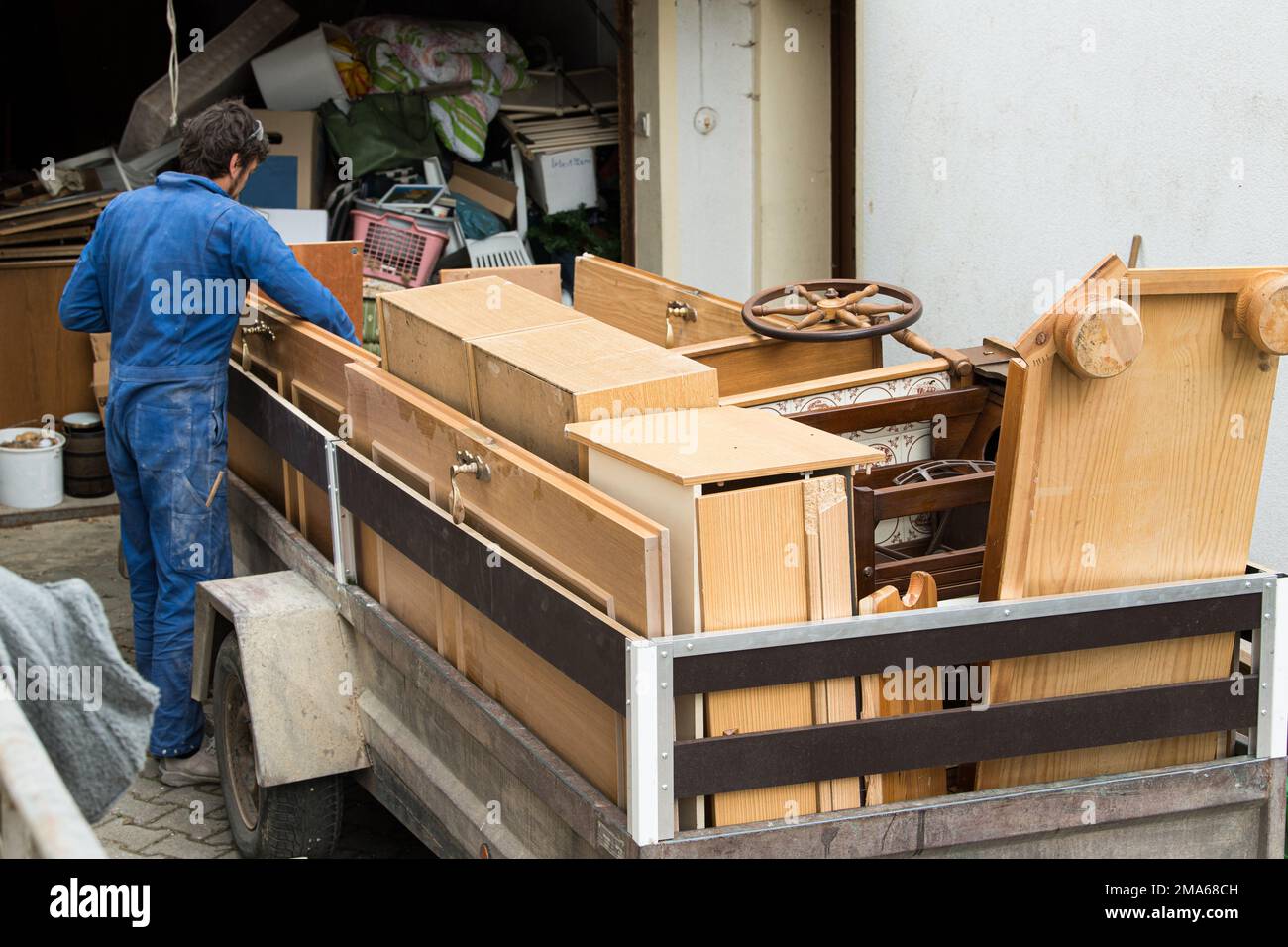 Kfz-Anhänger mit sperrigem Abfall Stockfoto
