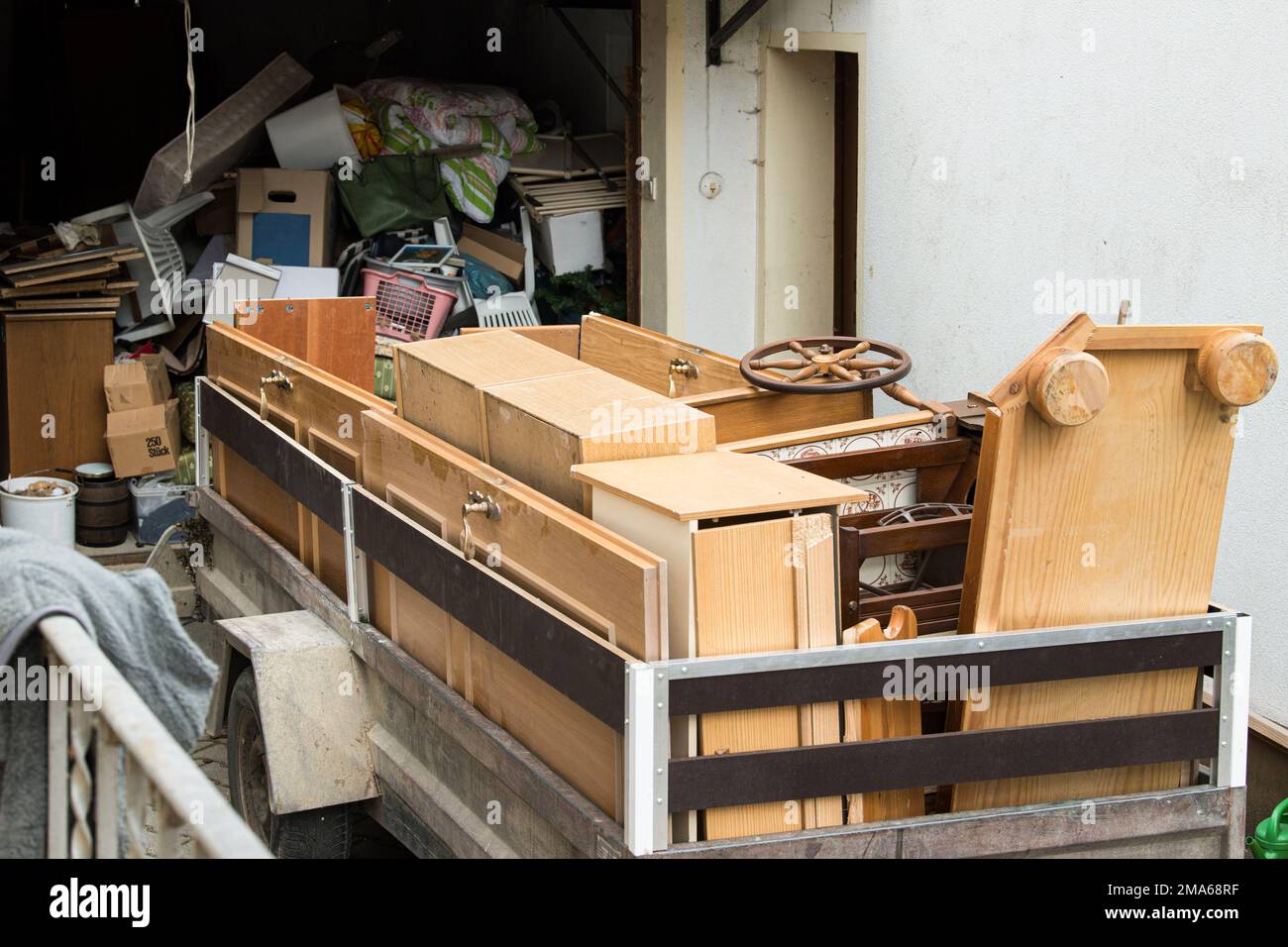 Kfz-Anhänger mit sperrigem Abfall Stockfoto