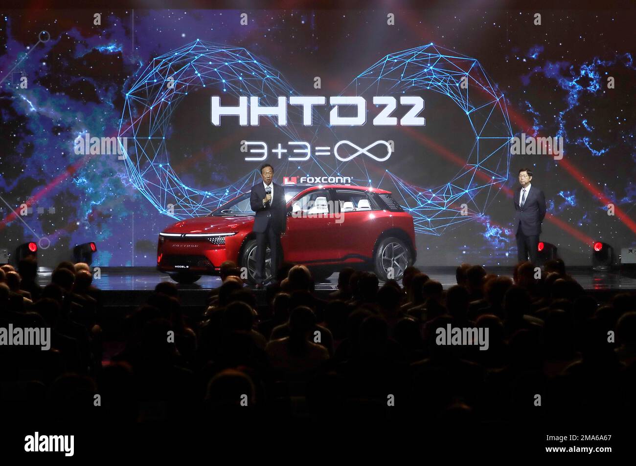 Foxconn founder Terry Gou, left, delivers a speech in front of the Model B electric car during the 2022 Hon Hai Tech Day (HHTD 22) at the Nangang Exhibition Center in Taipei, Taiwan, Tuesday, Oct. 18, 2022. (AP Photo/Chiang Ying-ying) Stockfoto