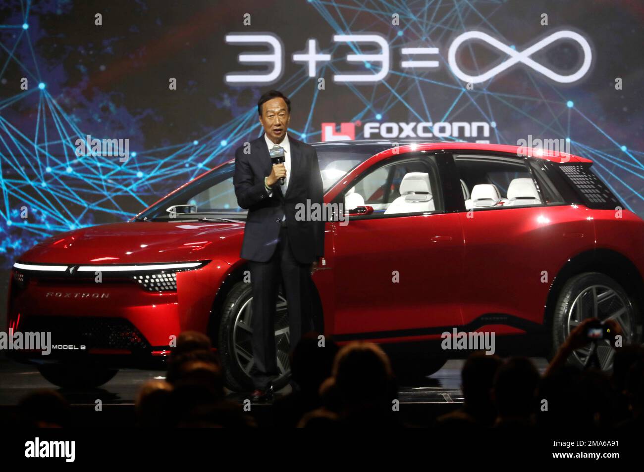 Foxconn founder Terry Gou delivers a speech in front of the Model B electric car during the 2022 Hon Hai Tech Day (HHTD 22) at the Nangang Exhibition Center in Taipei, Taiwan, Tuesday, Oct. 18, 2022. (AP Photo/Chiang Ying-ying) Stockfoto