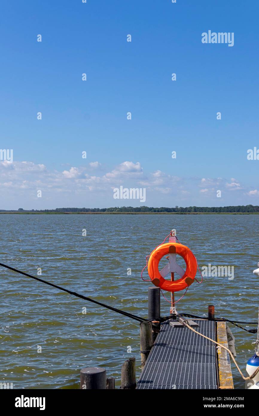 Landungsbrücke und Rettungsboot, Hafen, Wustrow, Mecklenburg-Vorpommern, Deutschland Stockfoto