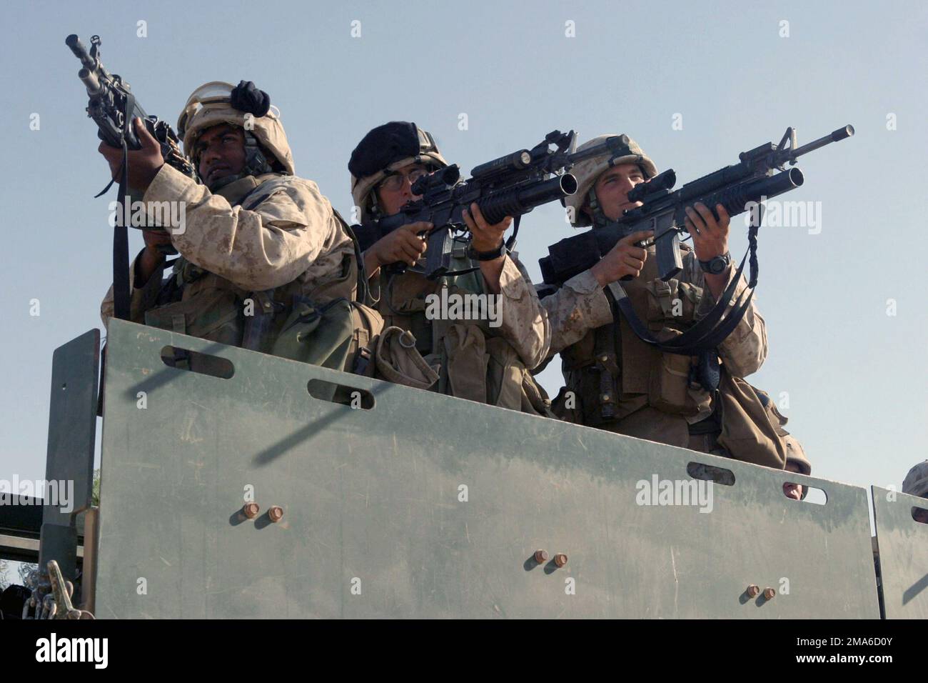 US Marine Corps (USMC) Marines mit 3. Bataillon (BN), 8. Marines Regiment (MAR REGT) (3/8), Kilo Company (K CO), 2. Platoon (PLT), 3. Squad (SQD), stehen während der Operation Scimitar in einem 7-Tonnen schweren MTVR (Medium Tactical Vehicle Replacement)-LKW-Bett. Die Marines mit der 3/8, 2. Marine Division (MAR DIV) führen unter ihren zahlreichen Pflichten Aufstandsbekämpfungsoperationen mit irakischen Sicherheitskräften (ISF) durch, um die antiirakischen Kräfte während der Operation Scimitar, die Teil der Operation IRAKISCHE FREIHEIT ist, zu isolieren und zu neutralisieren. Diese Marines sind mit zwei 5,56-mm-KAC-Modularwaffen S bewaffnet Stockfoto