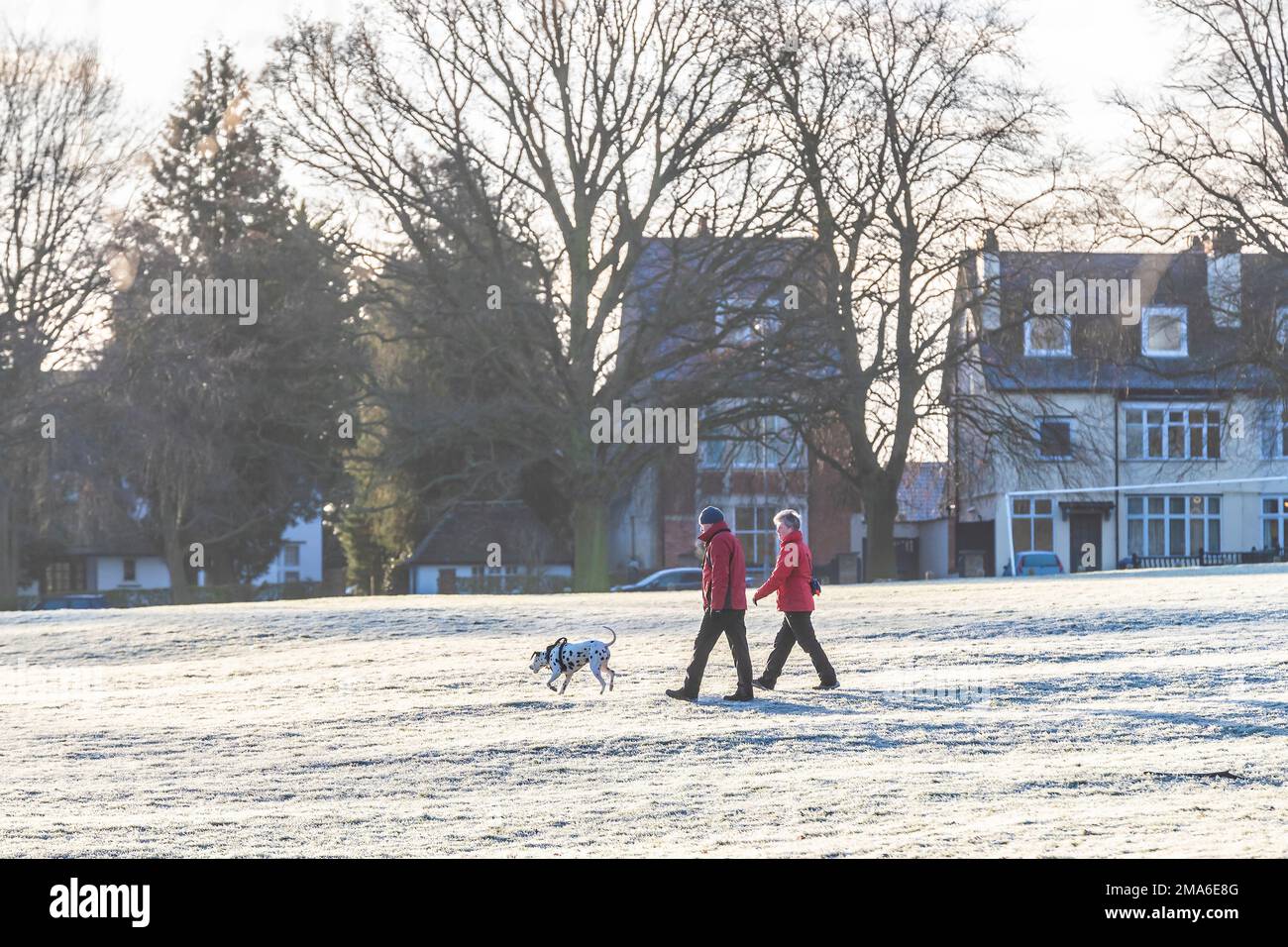 Northampton, Großbritannien. 19. Januar 2023 Ein klarer Morgen mit starkem Frost im Abington Park für Leute, die da draußen Sport treiben. Kredit: Keith J. Smith./Alamy Live News Stockfoto