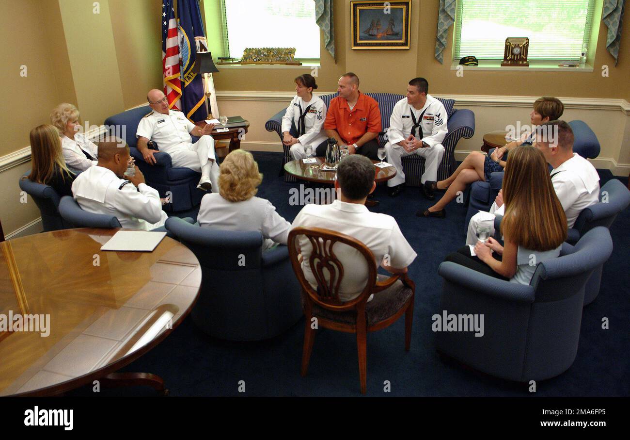 US Navy (USN) CHIEF of Naval Operations (CNO) Admiral (ADM) Vern Clark und Mrs. Connie Clark verbringen am Tag vor ihrer Beförderung zum CHIEF PETTY Officer Zeit mit den Matrosen der Pazifikstaaten, des Atlantiks, der Küste und der Reserve Force des Jahres. Sie wurden von MASTER CHIEF PETTY Officer der Navy (MCPON) Terry Scott und seiner Frau Mrs. Doreen Scott begleitet. Basis: Washington State: District of Columbia (DC) Land: Vereinigte Staaten von Amerika (USA) Stockfoto
