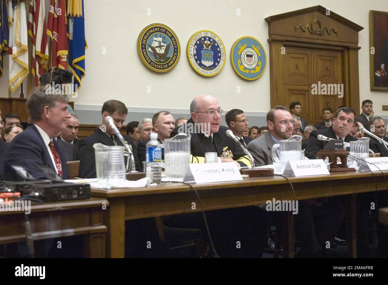 050719-N-2383B-120. [Complete] Szene Caption: US Navy (USN) CHIEF of Naval Operations (CNO) Admiral (ADM) Vern Clark, (Center), beantwortet Fragen von Mitgliedern des Unterkomitees der Projektionskräfte während der Aussage zu den Plänen und Programmen der Navy für das Geschäftsjahr 2006 für das DD(X) Next-Generation Multi-Mission Surface Combatant Ship. ADM Clark teilt den Zeugentisch mit dem stellvertretenden Verteidigungsminister für Akquisition, Technologie und Logistik, Ken Kreig (links), dem stellvertretenden Sekretär der Marine für Forschung, Entwicklung und Akquisition, John Young (Mitte-rechts) und dem Program Executive Officer Stockfoto