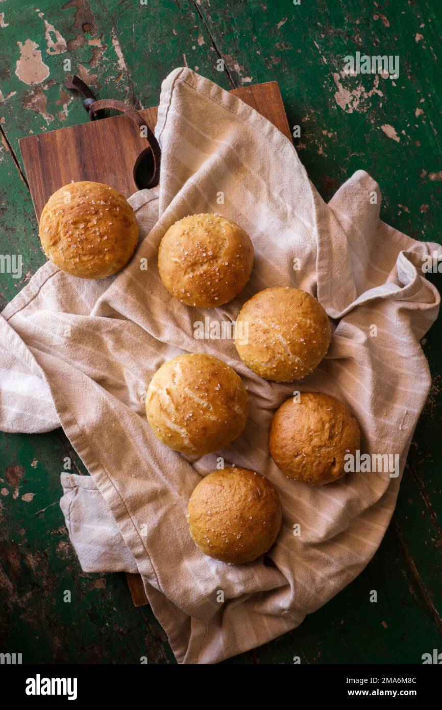 Frisch gebackene runde Brötchen auf Geschirrtuch, Brot, Essensfotografie Stockfoto