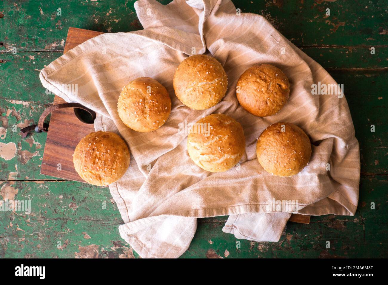 Frisch gebackene runde Brötchen auf Geschirrtuch, Brot, Essensfotografie Stockfoto