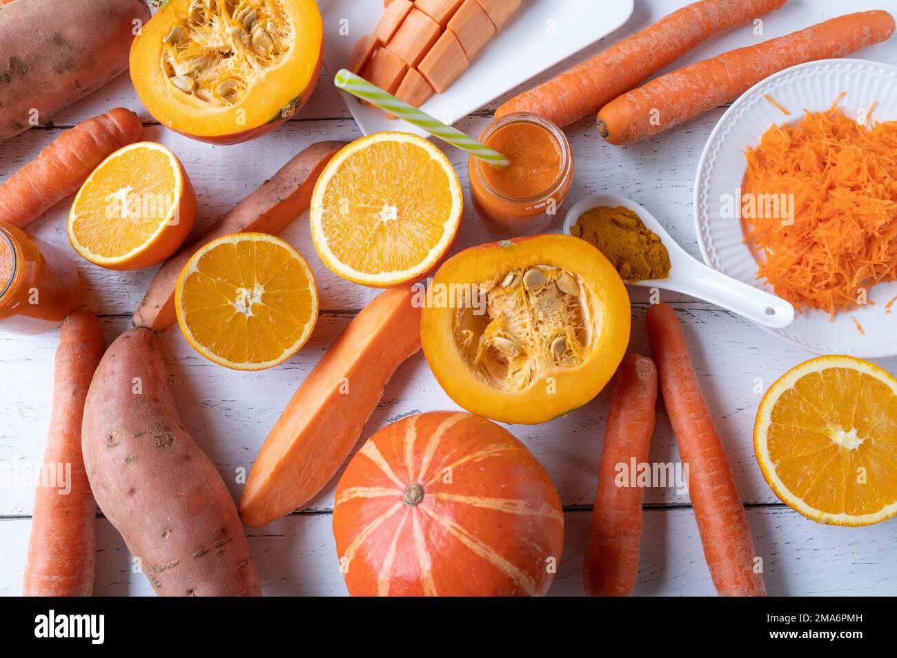 Gemüse und Obst mit Beta-Carotin oder Provitamin A wie Orangen, Süßkartoffeln, Kürbis oder Kürbis und Karotten Stockfoto