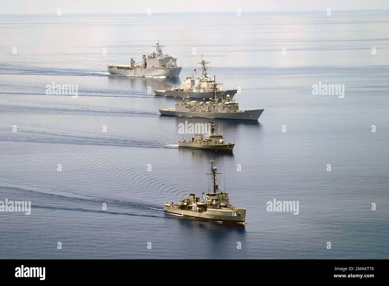 050822-N-6264C-145. [Complete] Scene Caption: Eine gemeinsame Task Group der US Navy (USN) und der philippinischen Navy, die während der auf See stattfindenden Phase der ÜBUNGSKOOPERATION ÜBER BORD DER Philippinen (CARAT) IN BETRIEB ist. Abbildung von oben nach unten: US Navy (USN) Dock Landing Ship Harpers Ferry (LSD 49); USN Arleigh Burke Class Guided Missile Destroyer USS Paul Hamilton (DDG 60); USN Oliver Hazard Perry Class Frigate USS RODNEY M. DAVIS (FFG 60); Philippine Navy Jacinto (Peacock) Class BRP (Barko Republika Pilipinas) EMILIO JACINTO (PS 35); Corvette Auk Class BRP RIZAL (PS 74). KARAT ist ein jährlicher ser Stockfoto