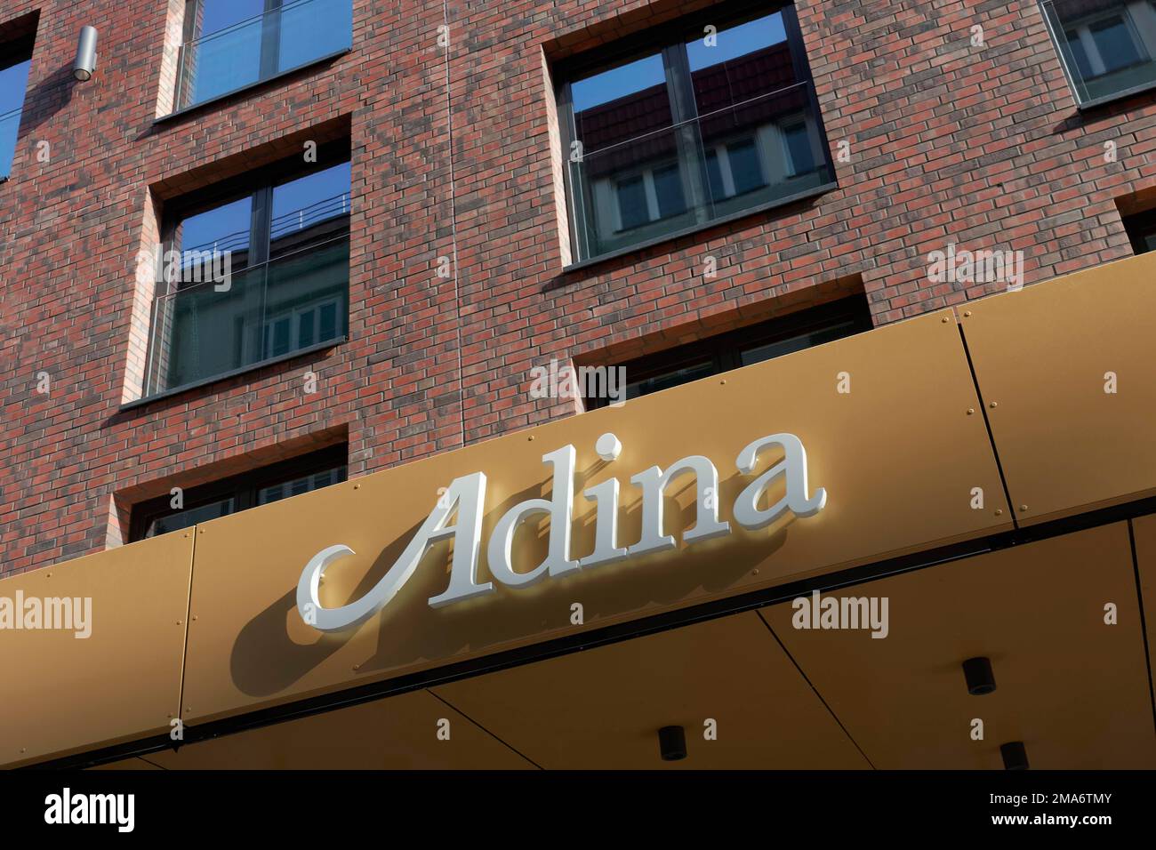 Adina Apartment Hotel Düsseldorf, Logo auf dem Gebäude, Lifestyle Hotel, Düsseldorf, Nordrhein-Westfalen, Deutschland Stockfoto
