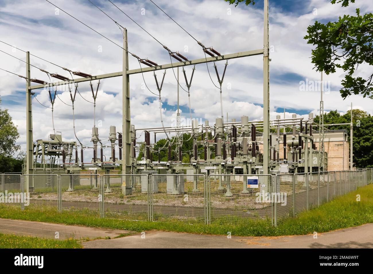 Glems Reservoirkreislauf, Pumpspeicherkraftwerk, Stromverteilung durch Transformator, Leitungen, Zaun, umweltfreundliche Energie und Umweltschutz Stockfoto