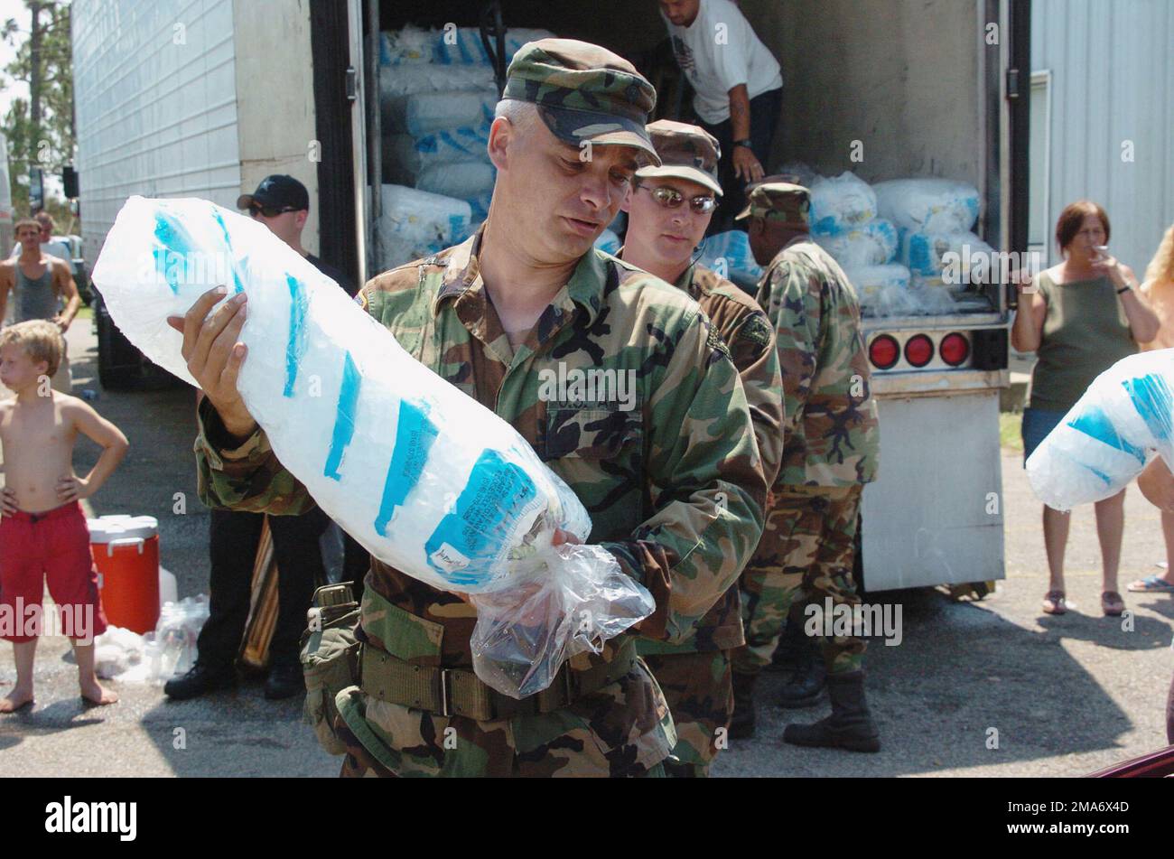 US Army (USA) SPECIALIST (SPC) William Flowers (Left) und Sergeant (SGT) Andy Graves von der Arkansas Army National Guards (AKARNG), 1123. Transportation Company, liefert Eis und Wasser an die Überlebenden des Hurrikans Katrina in der kleinen Golfküstenstadt Lizana, Mississippi (MS). (Doppeltes Bild, siehe auch DASD0606061 oder suchen Sie nach 050902A2018D624). Basis: Lizana Staat: Mississippi (MS) Land: Vereinigte Staaten von Amerika (USA) Stockfoto